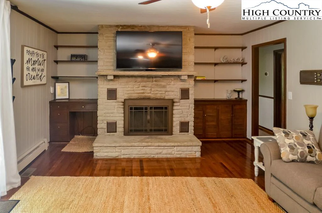 Image number 14 for the current listing