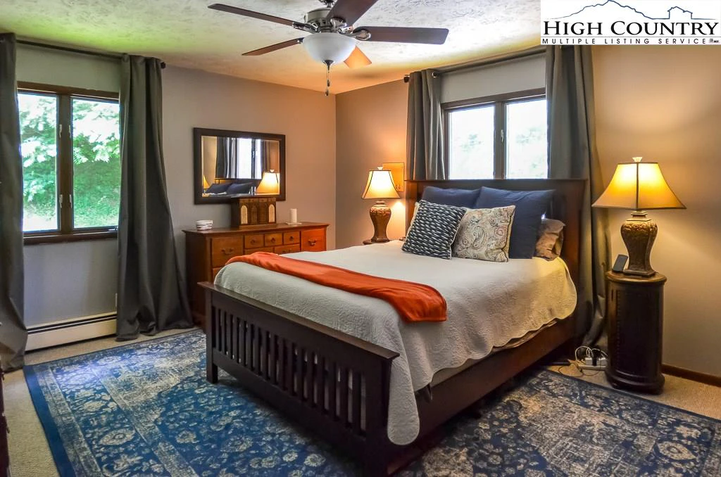 Image number 2 for the current listing
