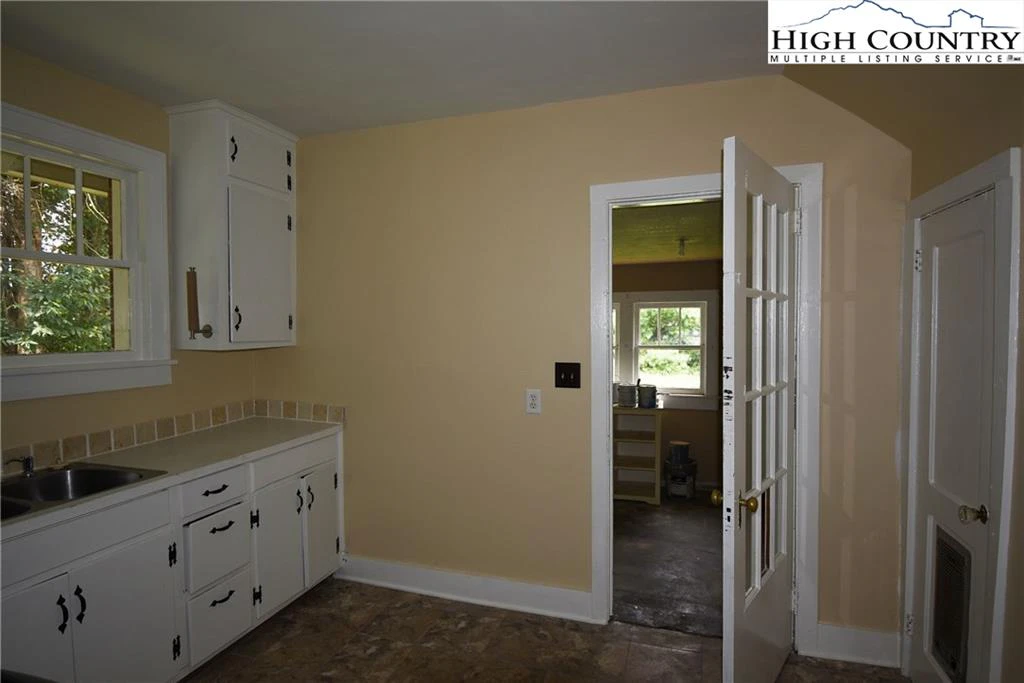 Image number 13 for the current listing
