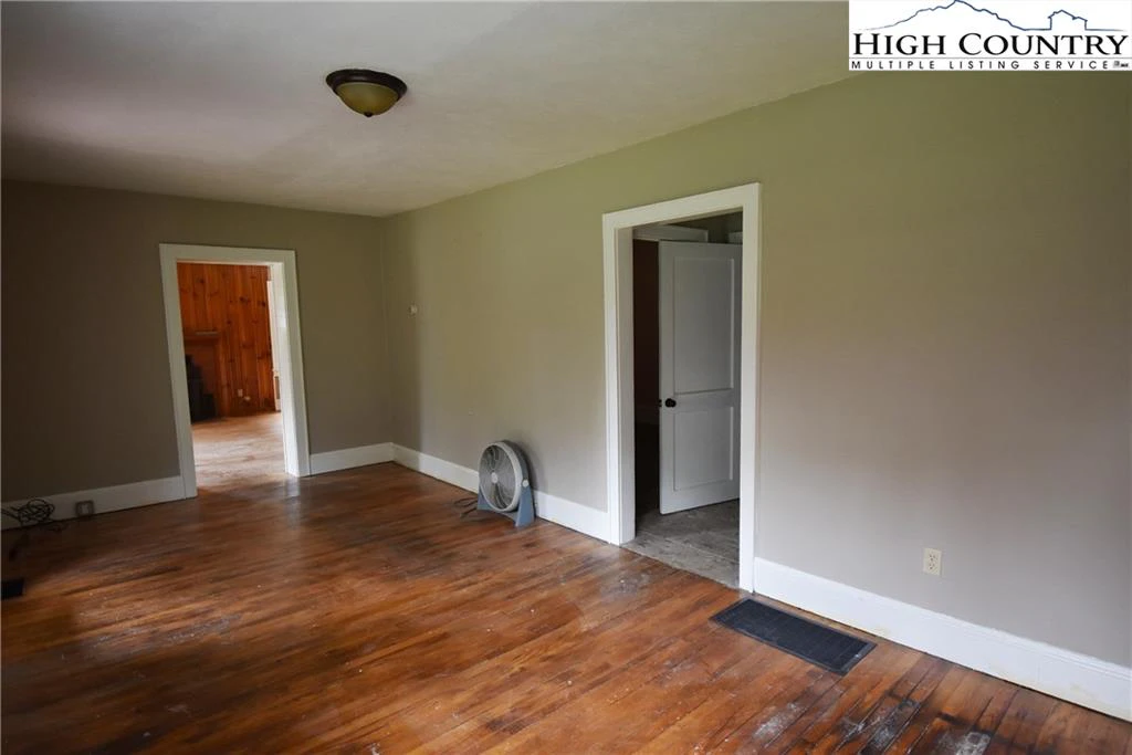 Image number 11 for the current listing