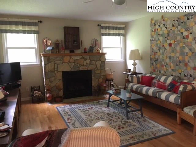 Image number 3 for the current listing