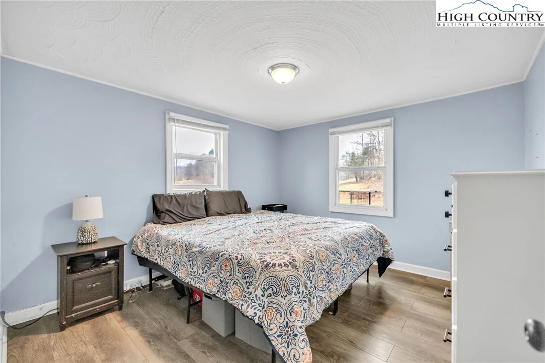 Image number 4 for the current listing