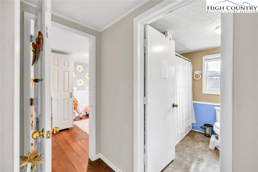 Image number 5 for the current listing