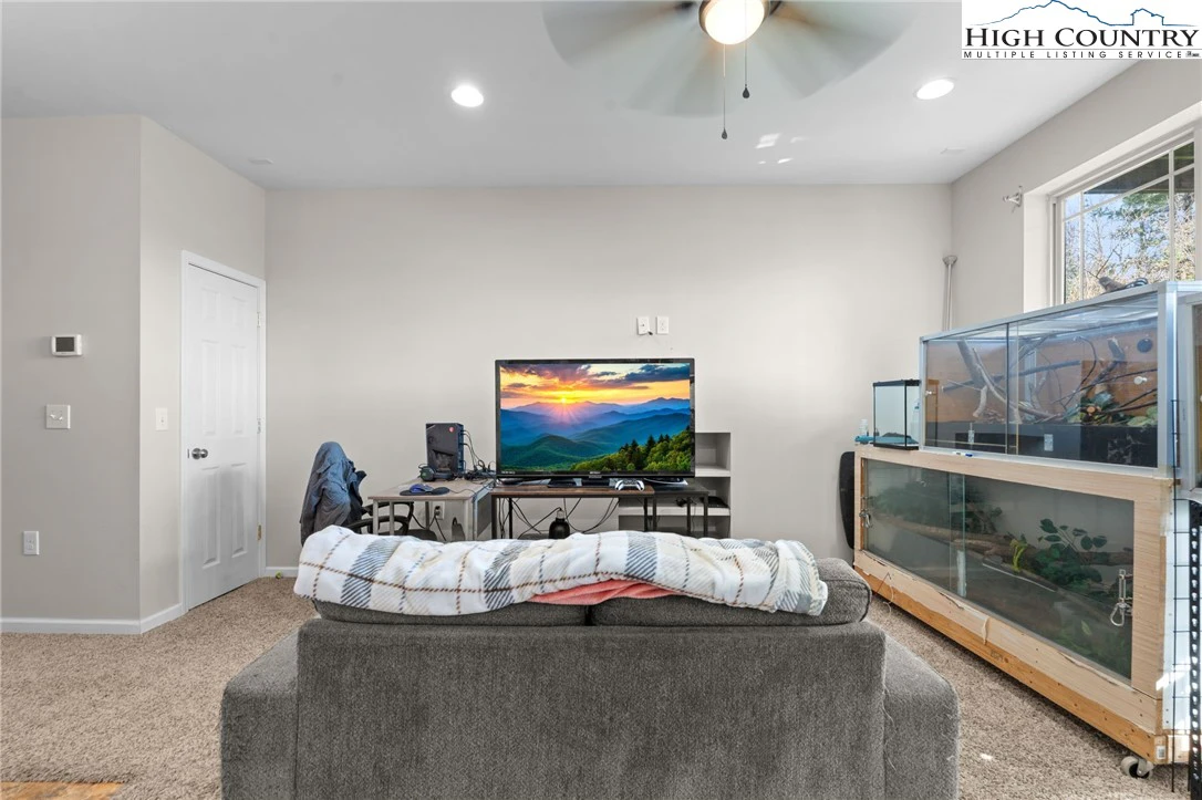 Image number 7 for the current listing