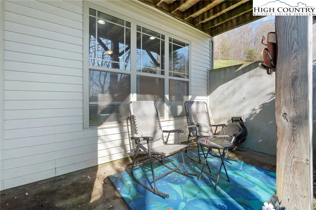 Image number 16 for the current listing