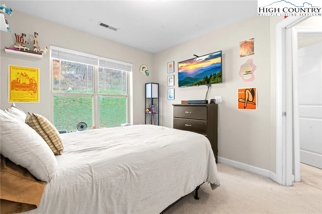 Image number 3 for the current listing