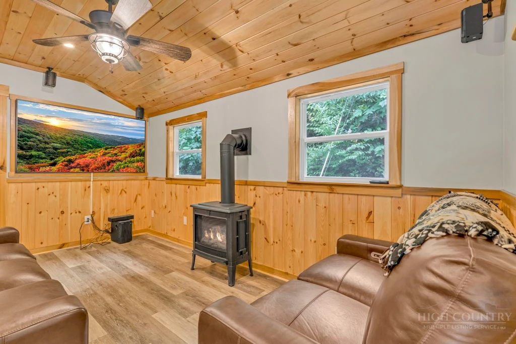 Image number 13 for the current listing