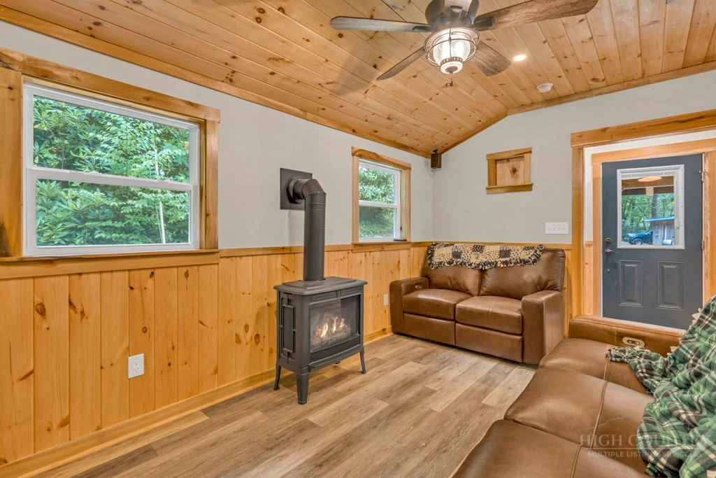 Image number 14 for the current listing