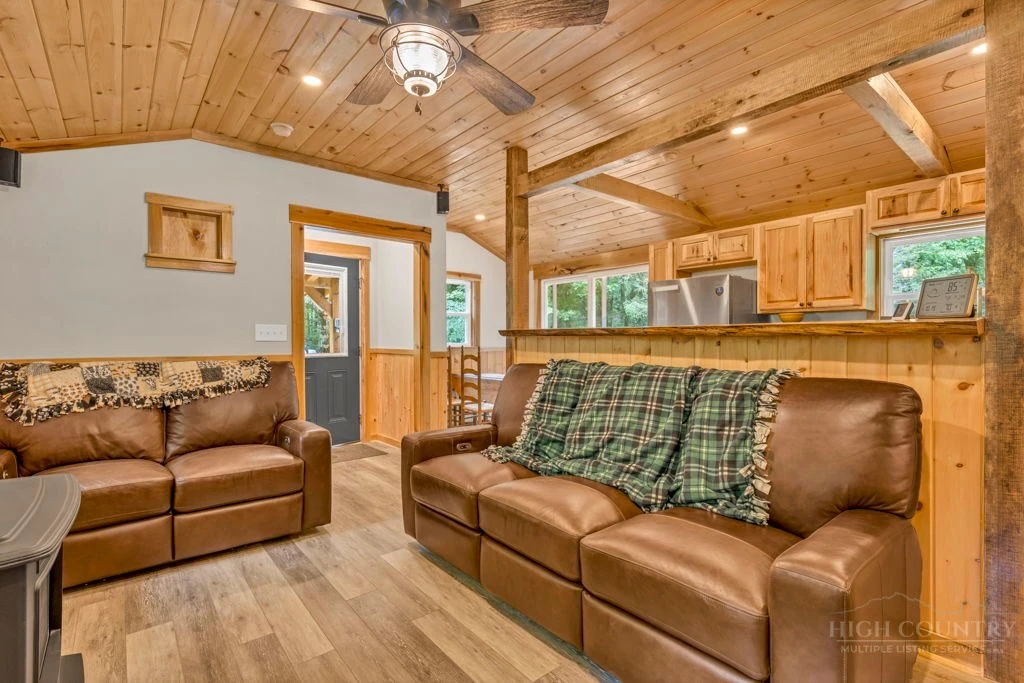 Image number 15 for the current listing