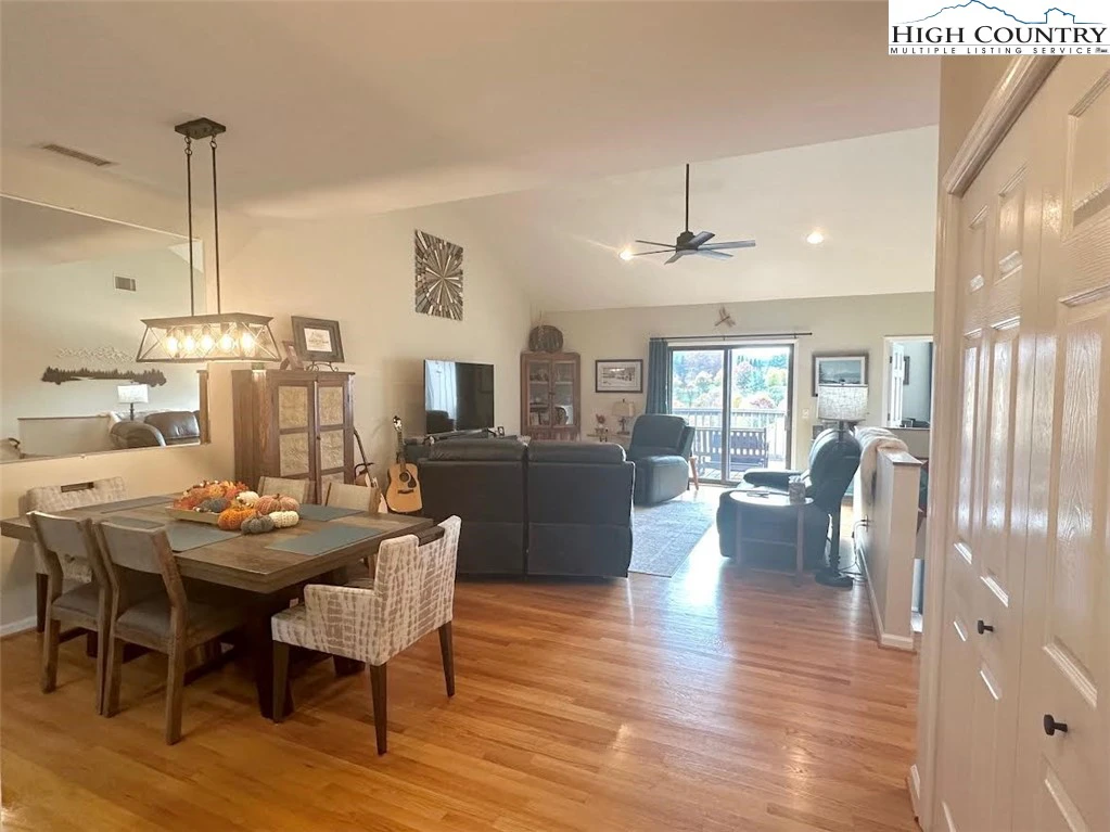 Image number 3 for the current listing