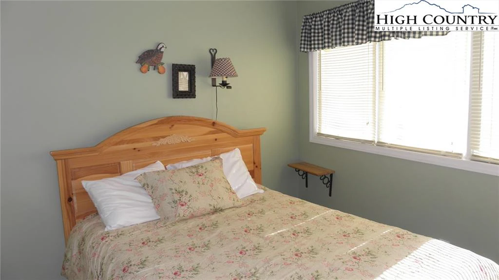 Image number 3 for the current listing
