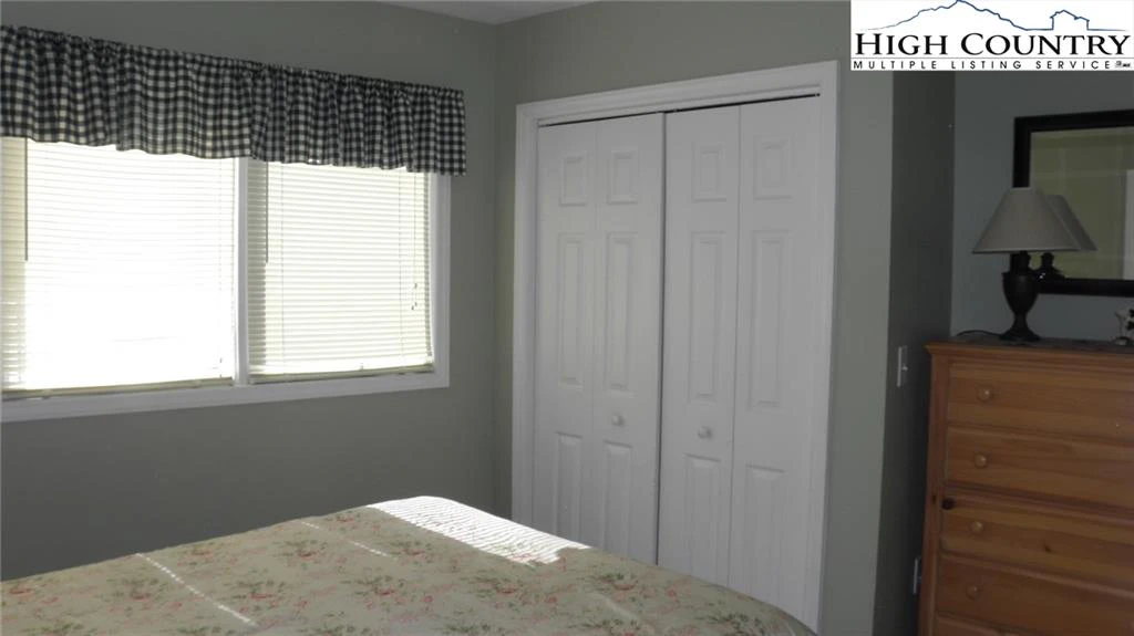 Image number 4 for the current listing
