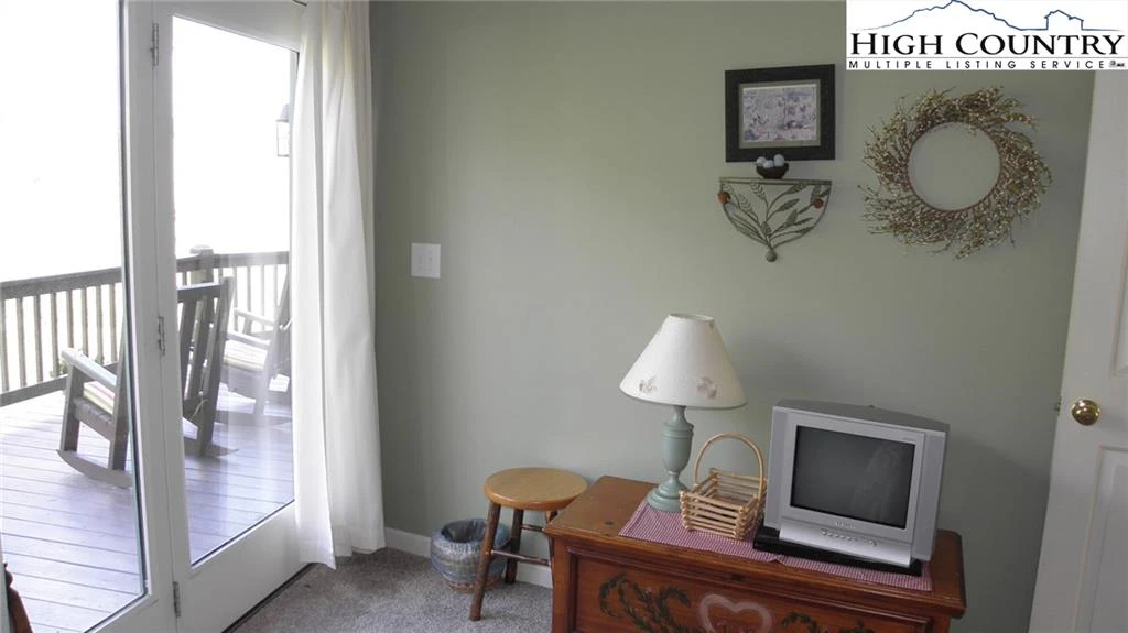 Image number 6 for the current listing