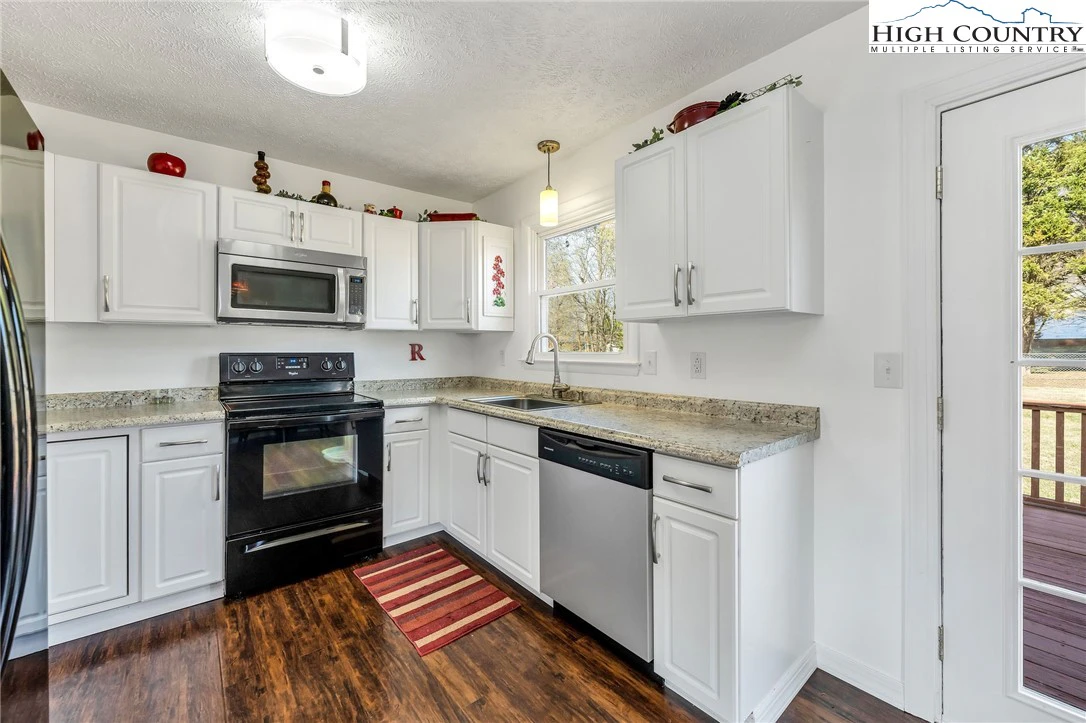 Image number 4 for the current listing