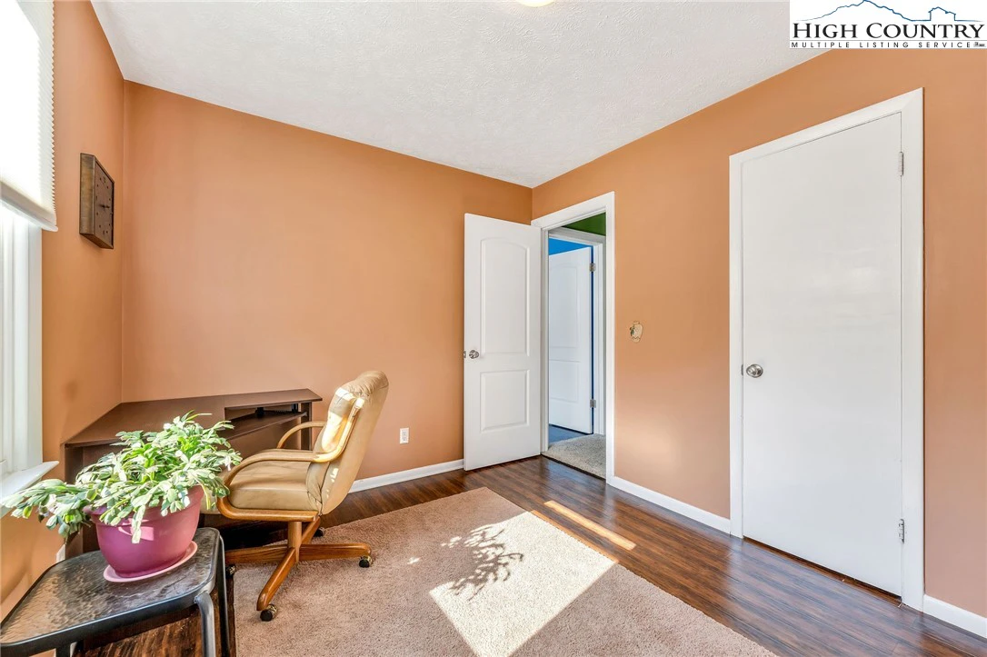 Image number 11 for the current listing