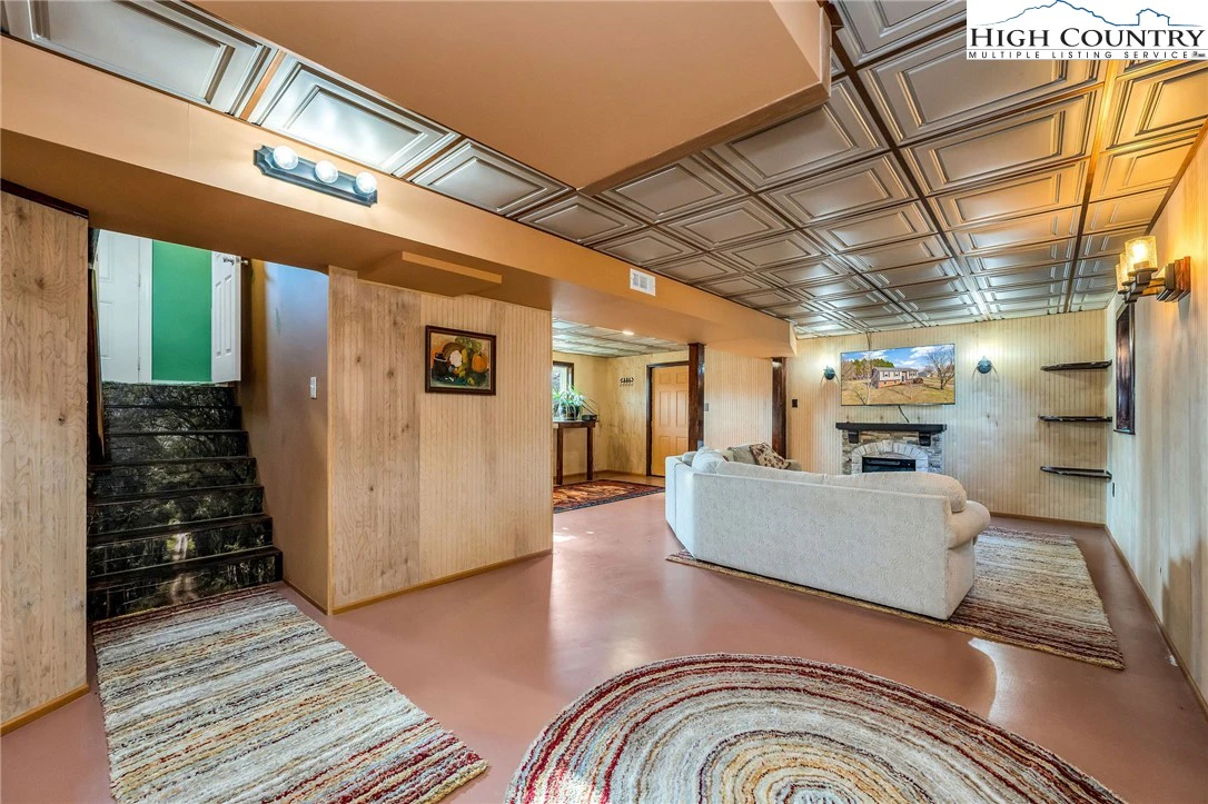 Image number 14 for the current listing