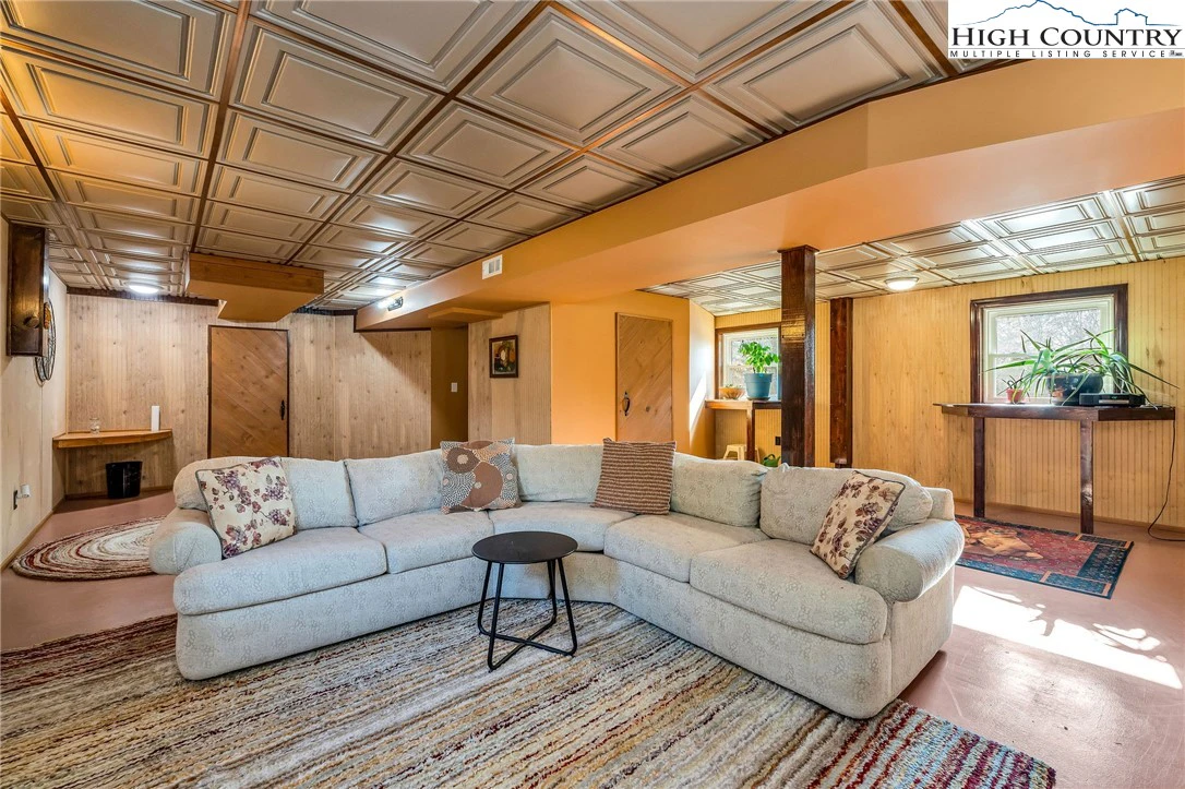 Image number 15 for the current listing