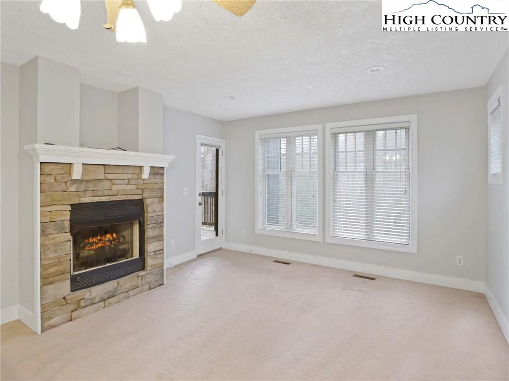 Image number 1 for the current listing