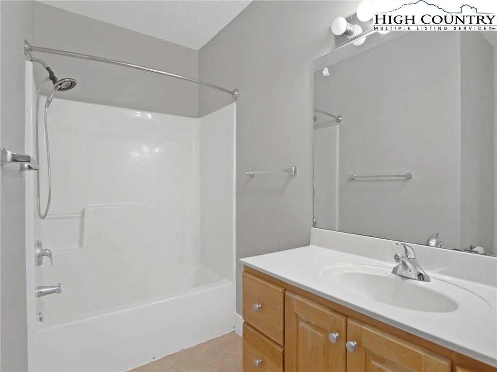 Image number 16 for the current listing