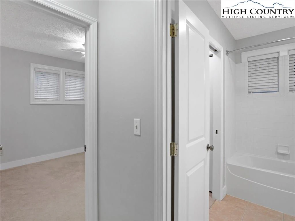 Image number 15 for the current listing