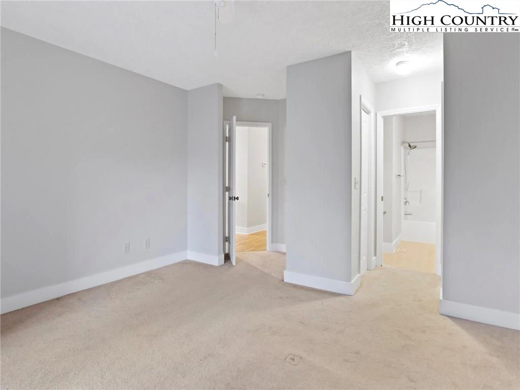 Image number 19 for the current listing