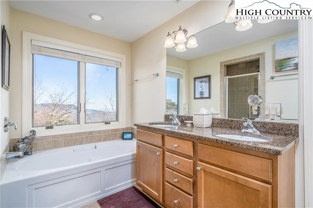 Image number 3 for the current listing