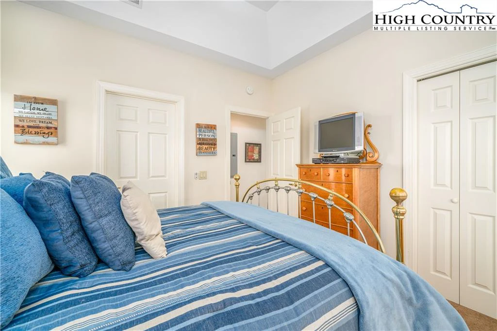 Image number 5 for the current listing