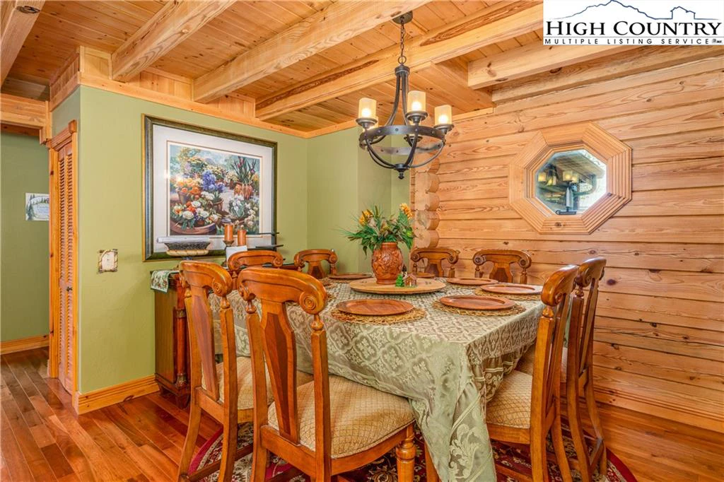Image number 33 for the current listing