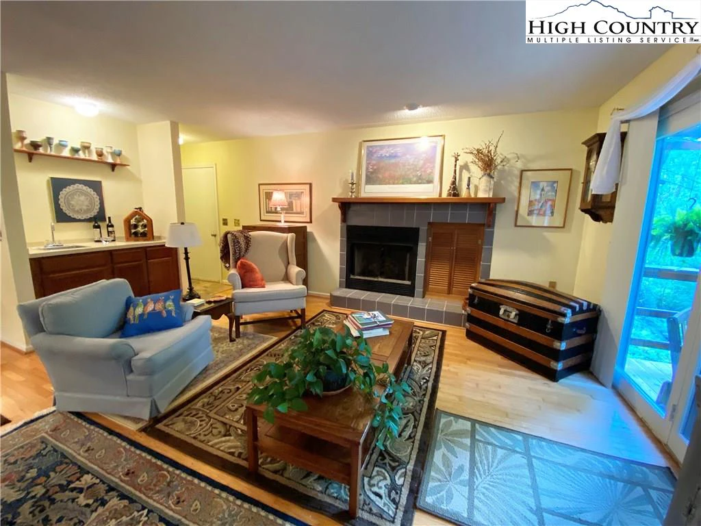 Image number 19 for the current listing