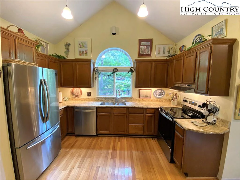 Image number 2 for the current listing
