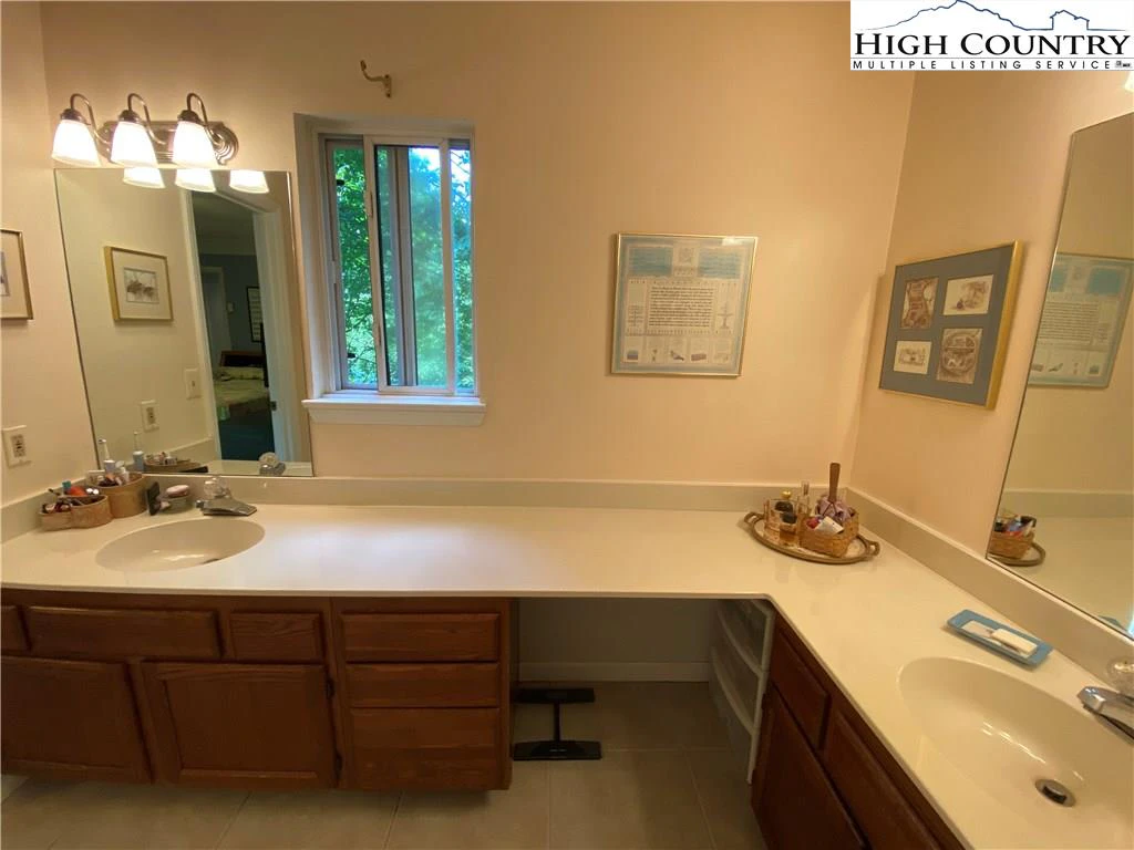 Image number 11 for the current listing