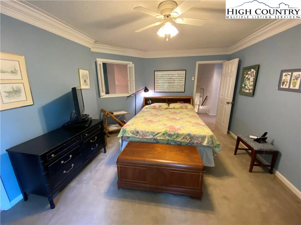 Image number 9 for the current listing