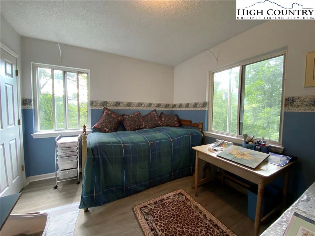 Image number 8 for the current listing