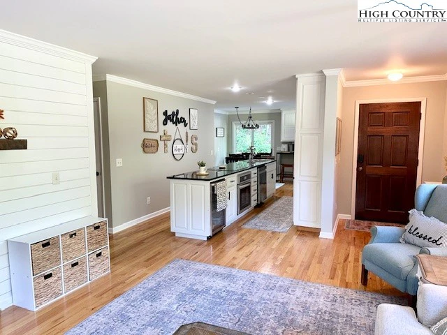 Image number 2 for the current listing