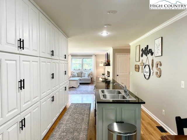 Image number 3 for the current listing