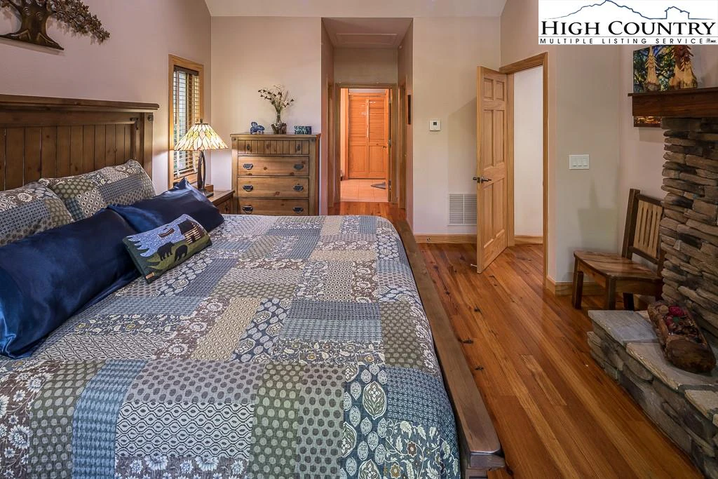 Image number 9 for the current listing