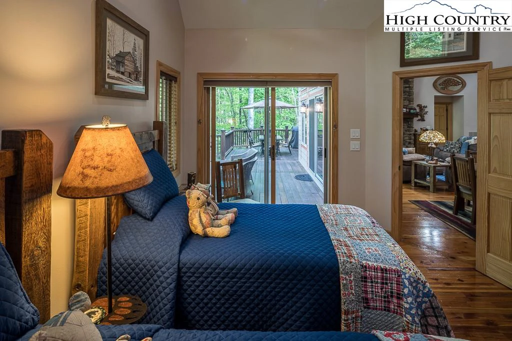 Image number 15 for the current listing