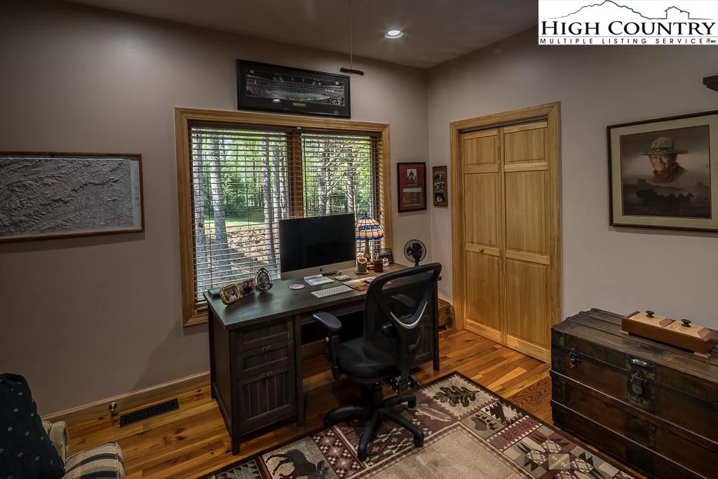 Image number 19 for the current listing