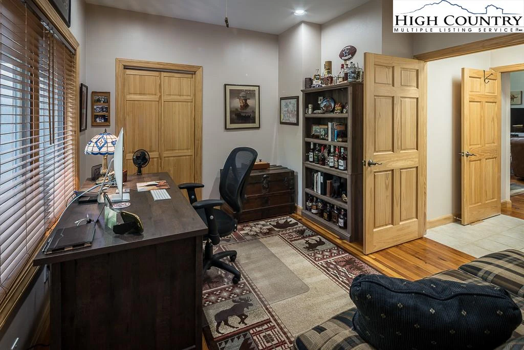 Image number 21 for the current listing