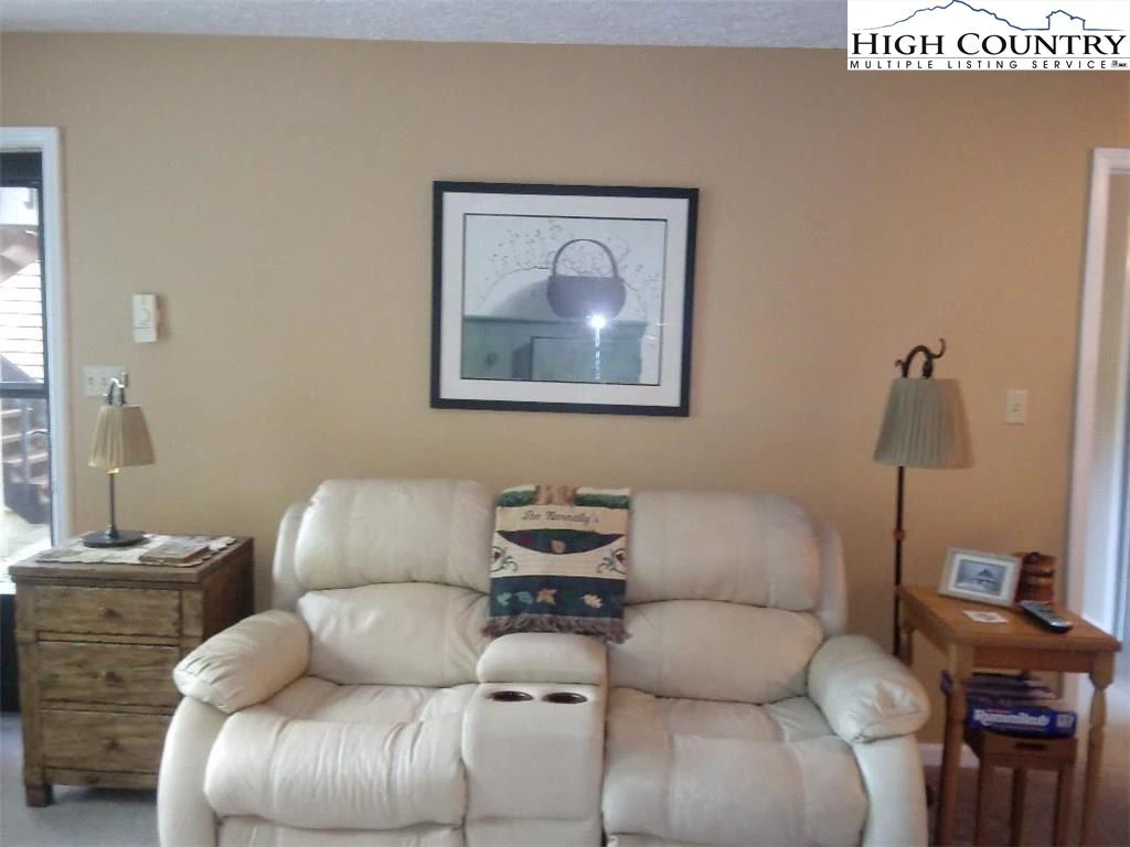 Image number 4 for the current listing