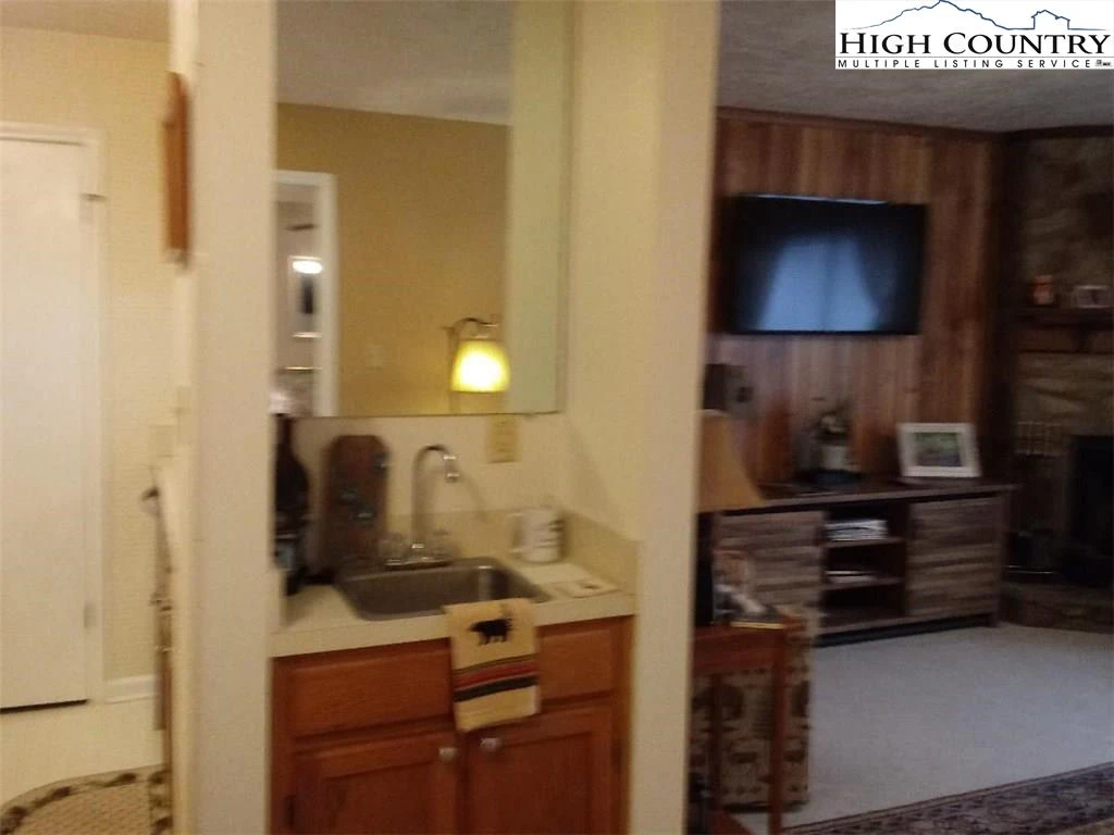 Image number 9 for the current listing