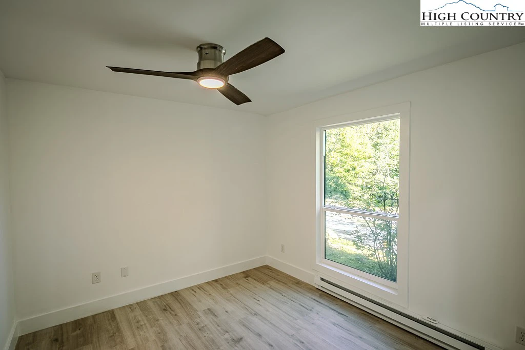 Image number 9 for the current listing