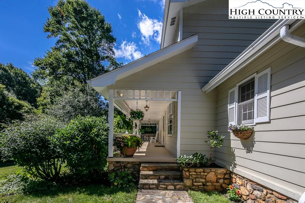 Image number 2 for the current listing