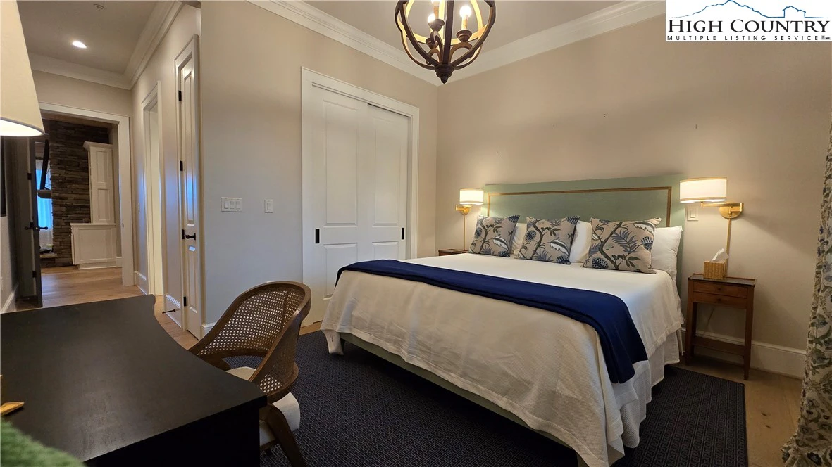 Image number 7 for the current listing