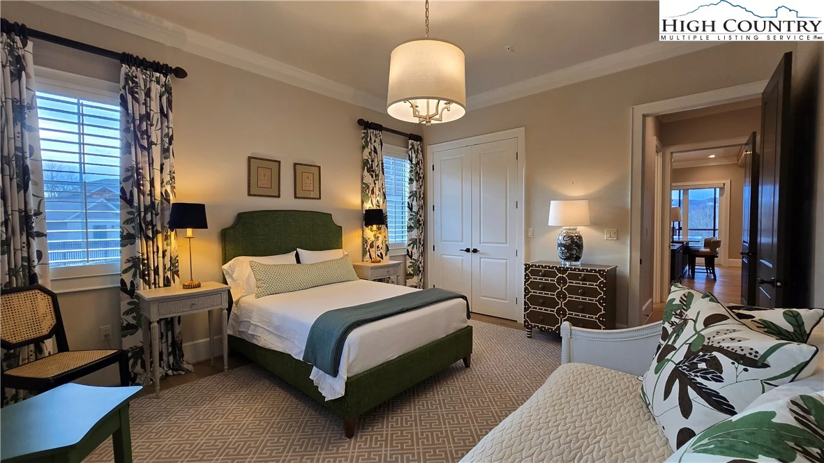 Image number 5 for the current listing