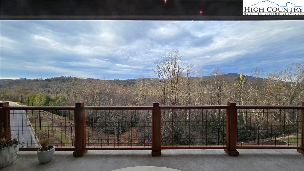 Image number 17 for the current listing