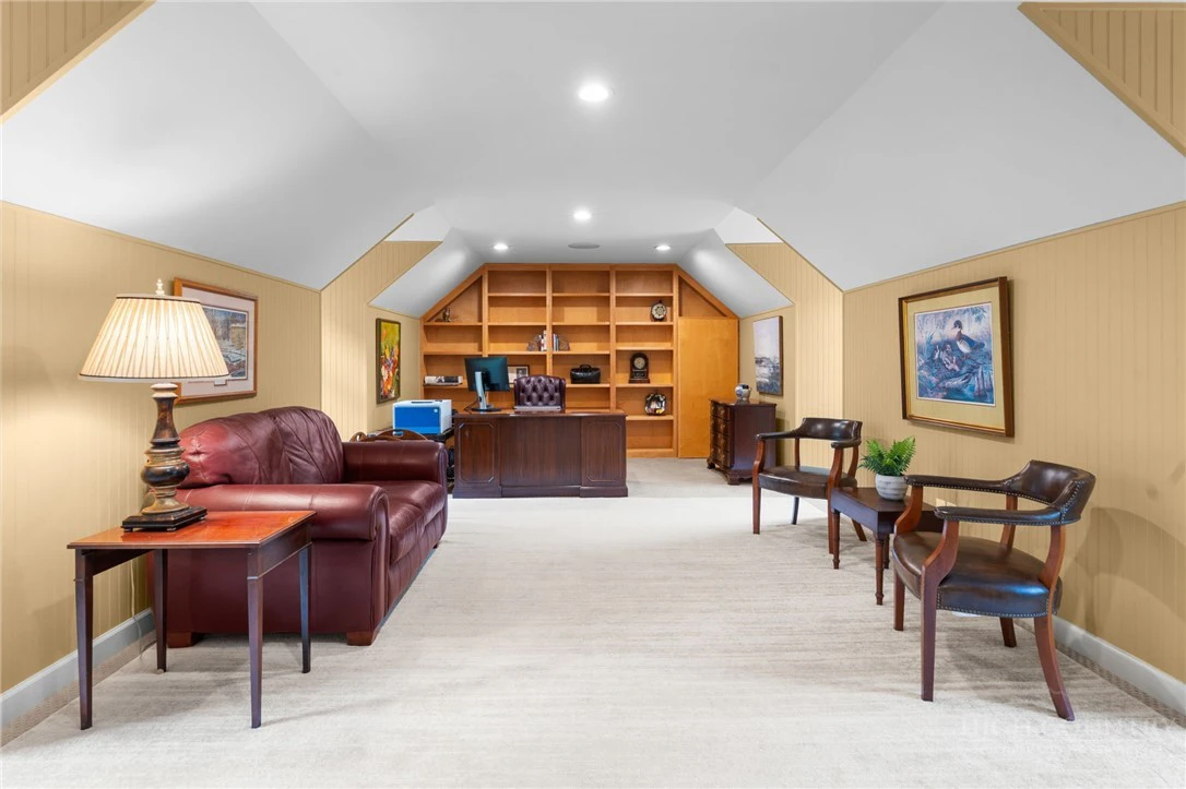 Image number 11 for the current listing