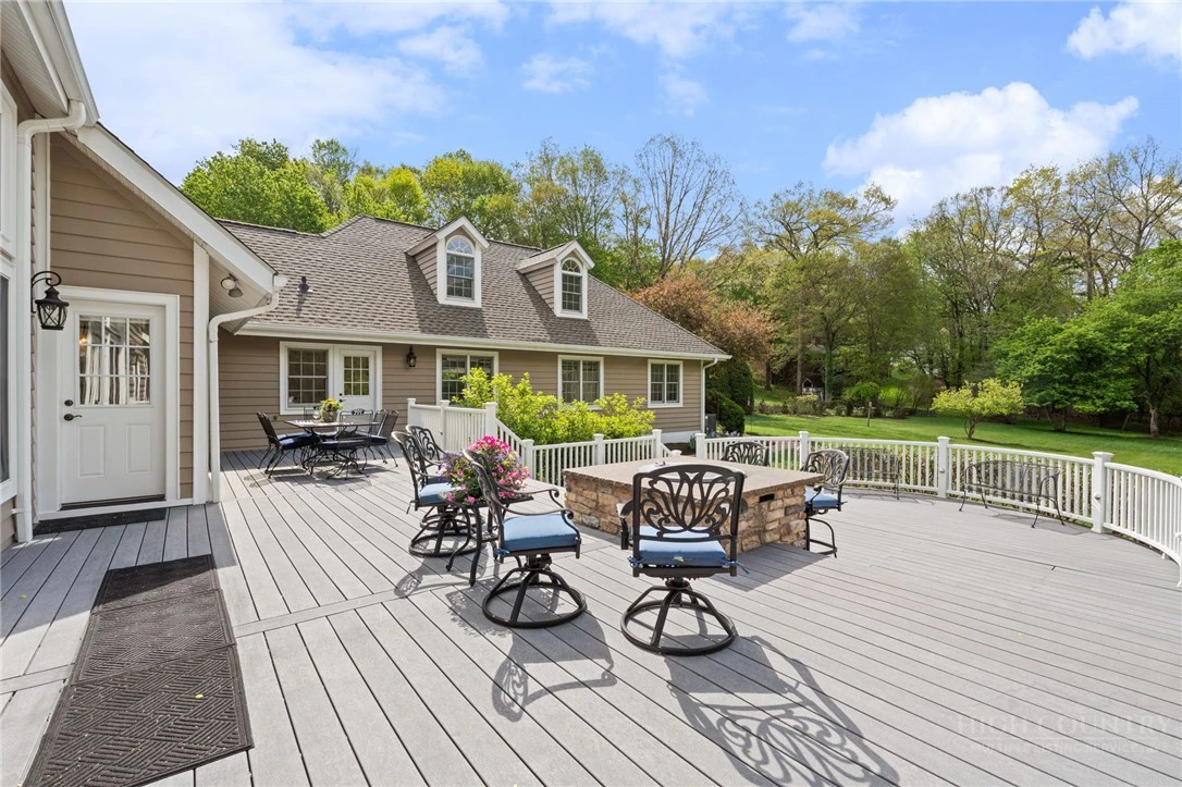 Image number 19 for the current listing