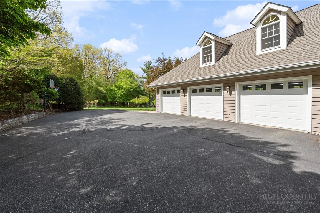 Image number 16 for the current listing