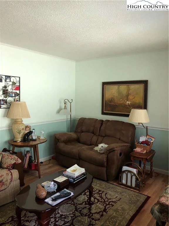 Image number 19 for the current listing